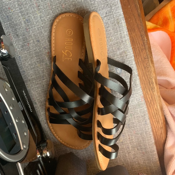 **NEW** SANDALS - Picture 2 of 3